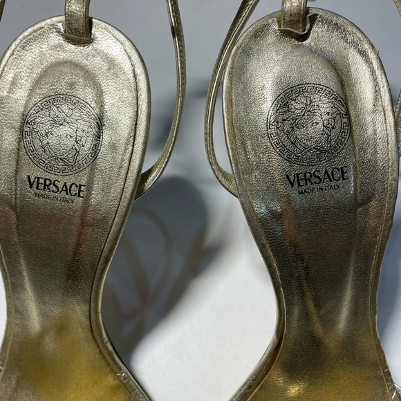 Versace Medusa Gold High Heel Sandals
Runway and RARE 37 - Picture 5 of 6